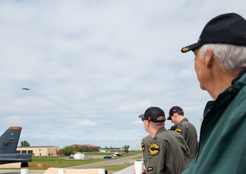 93-year-old retired veteran pilot revisits the B-52