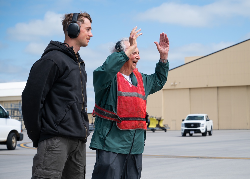 93-year-old retired veteran pilot revisits the B-52