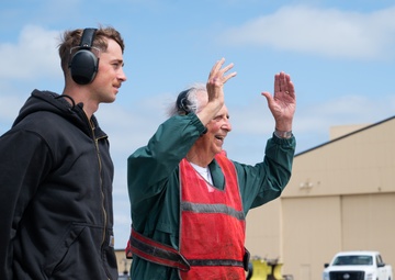 93-year-old retired veteran pilot revisits the B-52