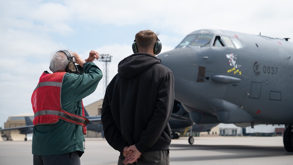 93-year-old retired veteran pilot revisits the B-52
