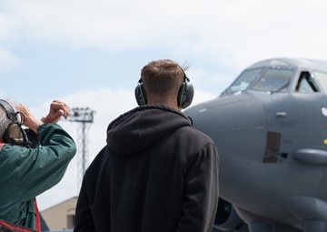 93-year-old retired veteran pilot revisits the B-52