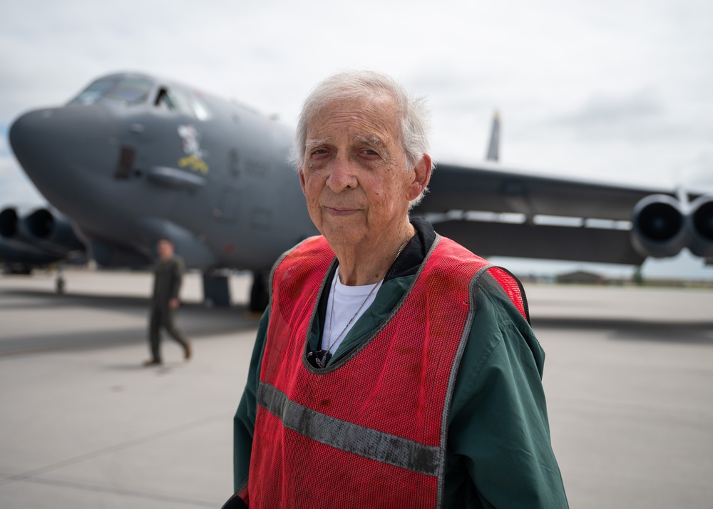 93-year-old retired veteran pilot revisits the B-52