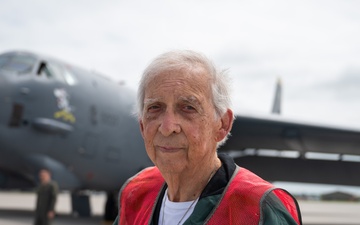 93-year-old retired veteran pilot revisits the B-52