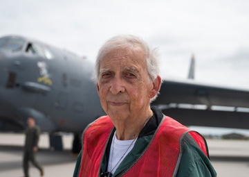 93-year-old retired veteran pilot revisits the B-52