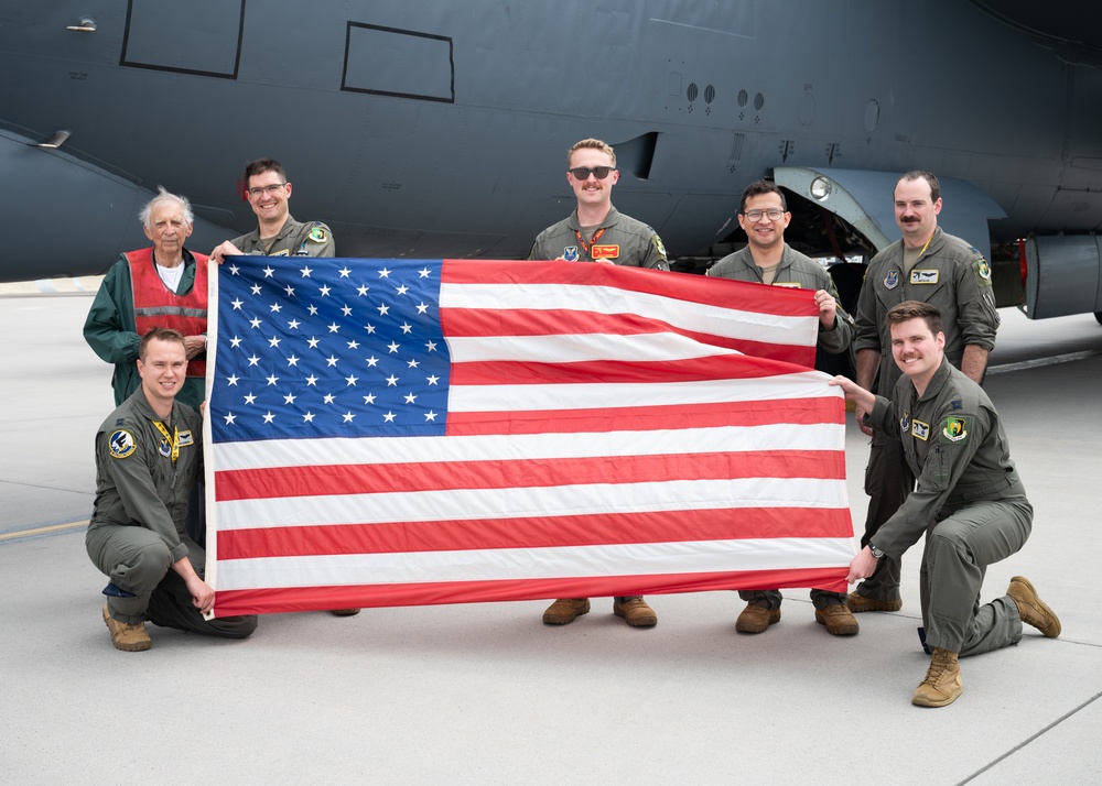 93-year-old retired veteran pilot revisits the B-52