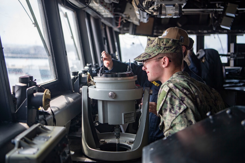 Midshipmen Visit USS Stockdale (DDG 106)