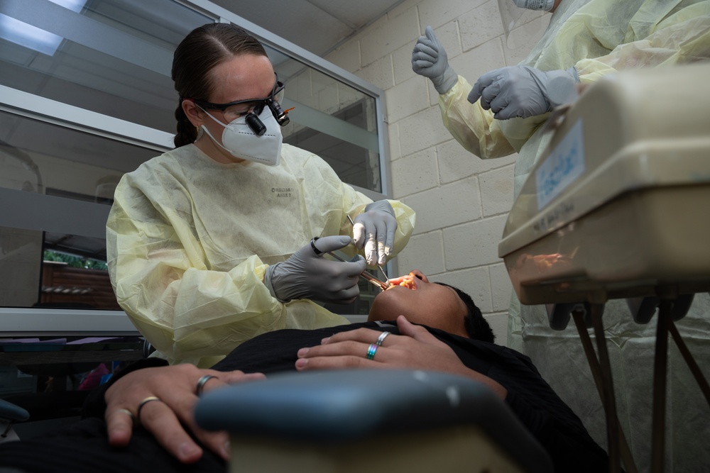 AMISTAD 2025: Canadian Armed Forces personnel provide dental services in El Salvador