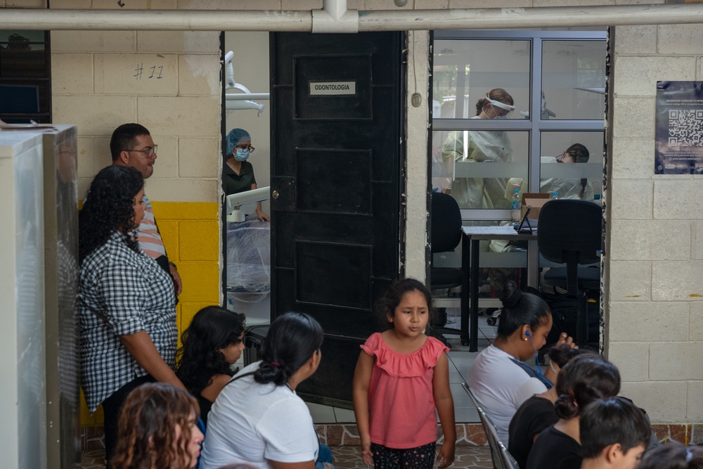 AMISTAD 2025: Canadian Armed Forces personnel provide dental services in El Salvador
