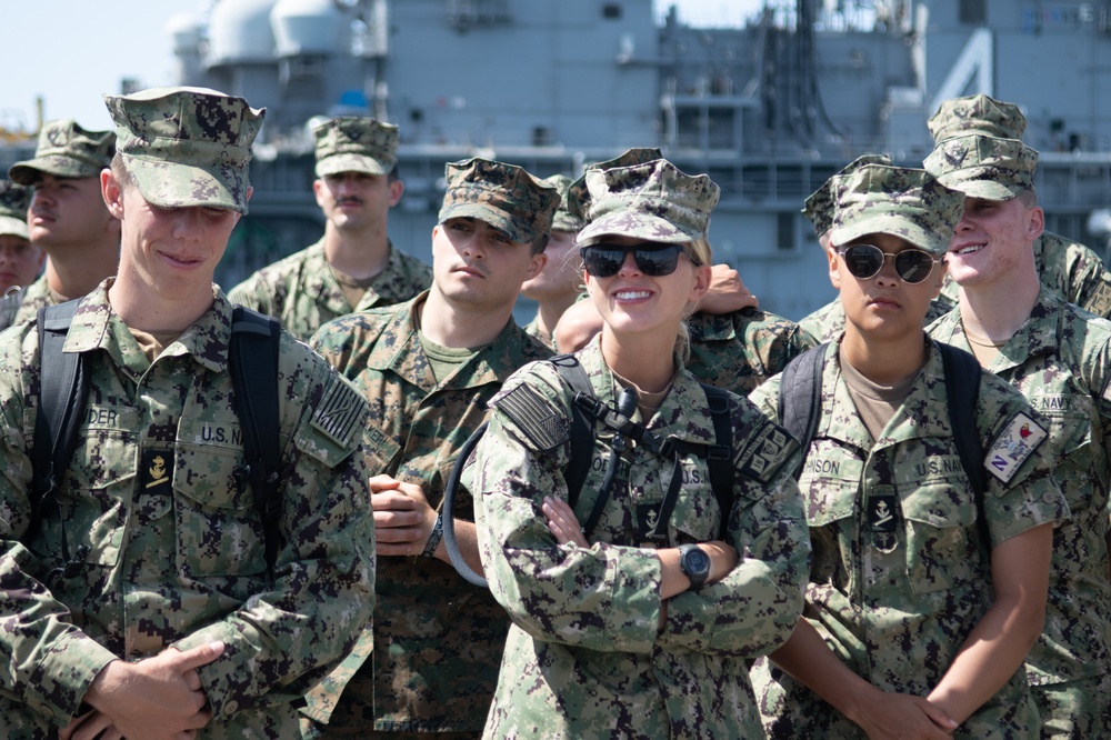 Midshipmen tour USS Chosin