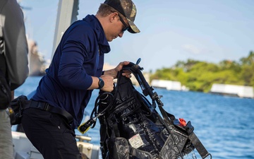 MDSU-1 performs measurement dive on USS Arizona