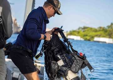 MDSU-1 performs measurement dive on USS Arizona