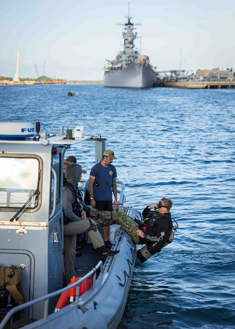 MDSU-1 performs measurement dive on USS Arizona