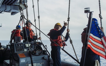 George Washington Conducts Small Boat Operations