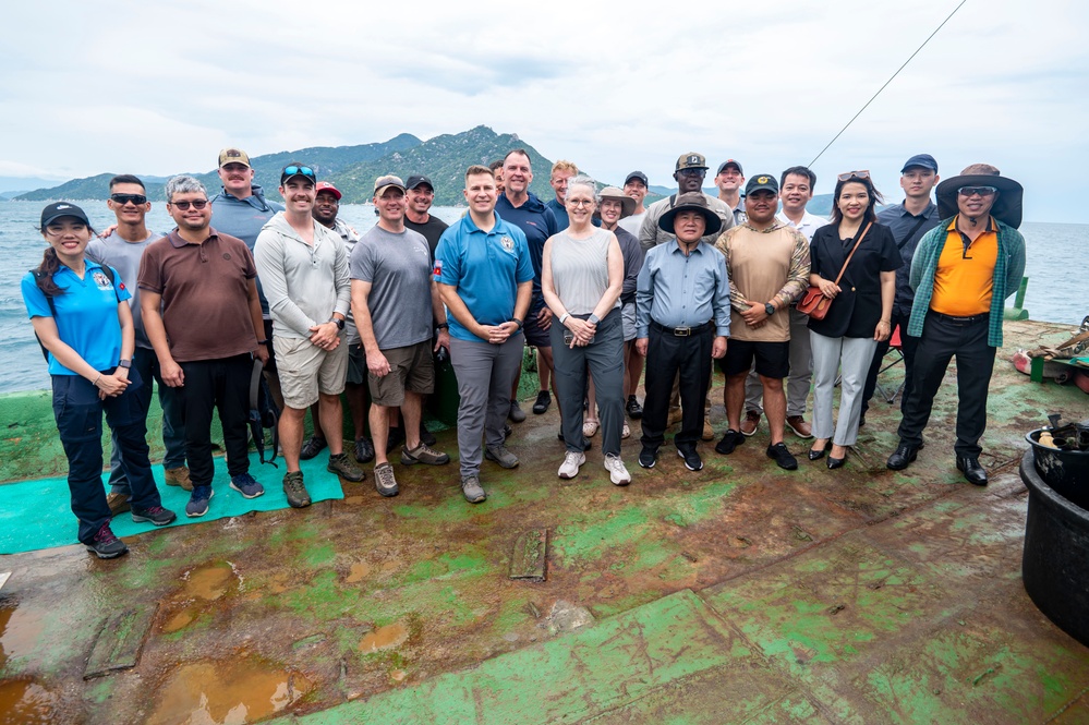 Members of ORNG visits 25-3VN Recovery Site