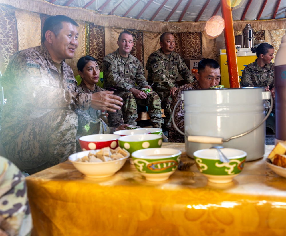 [Kaahn Quest 2025] U.S. Army Veterinarians Train with MAF Veterinarians at Local Farm