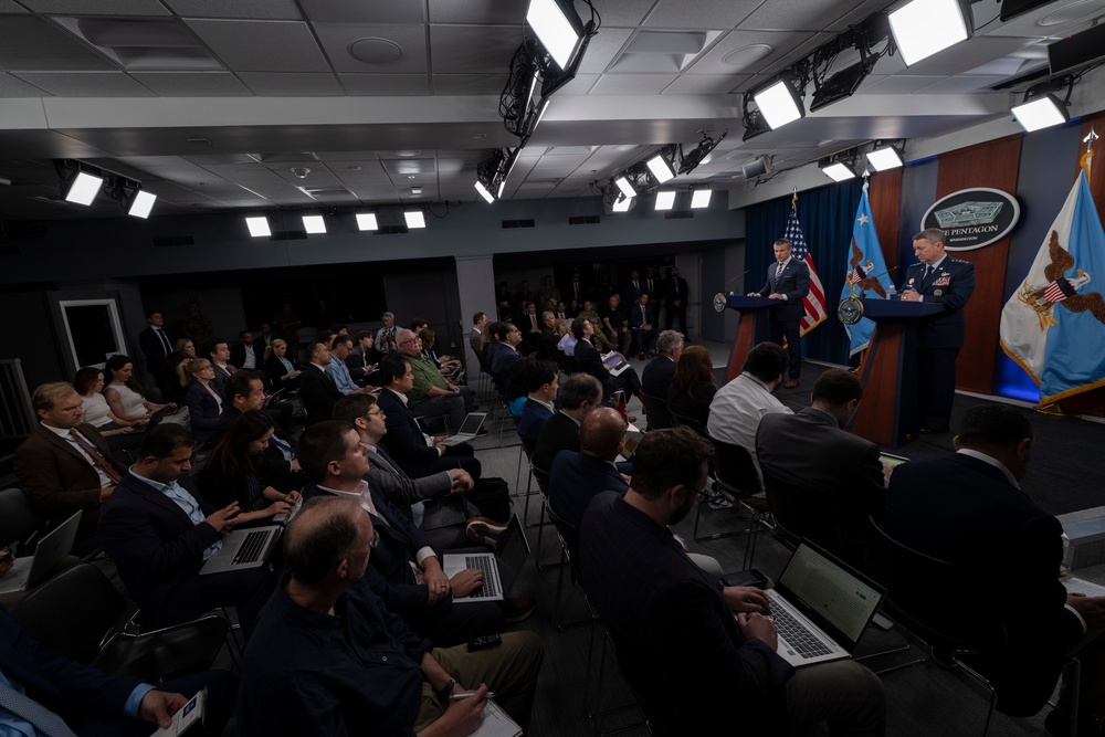 SD, CJCS Conduct Pentagon Press Briefing