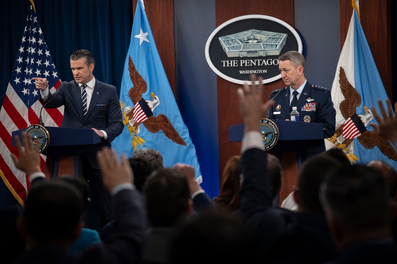 SD, CJCS Conduct Pentagon Press Briefing