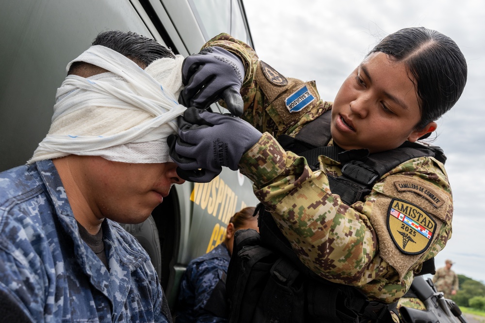 AMISTAD 2025: Salvadoran service members apply TCCC during mass casualty exercise