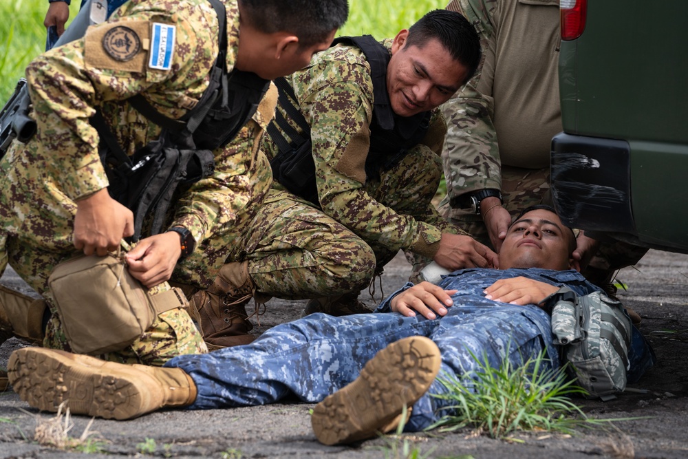 AMISTAD 2025: Salvadoran service members apply TCCC during mass casualty exercise