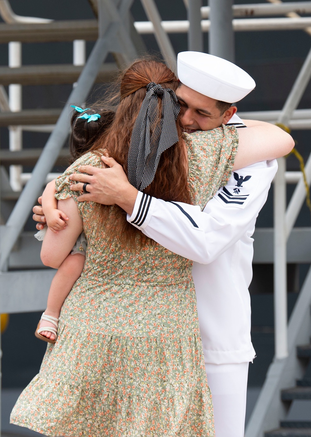 Blue Ridge Sailors Reunite with Family