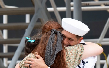 Blue Ridge Sailors Reunite with Family