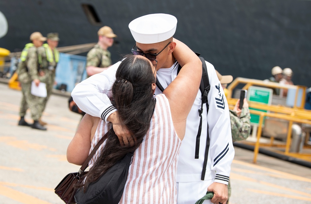 Blue Ridge Sailors reunite with family