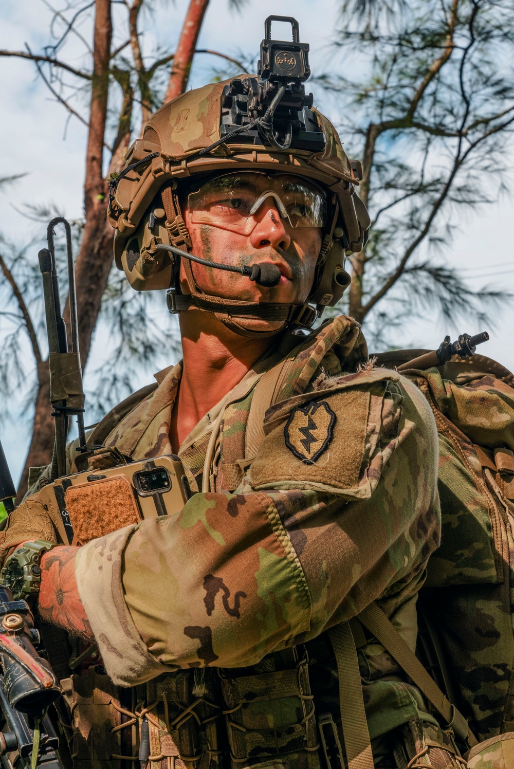 Salaknib 25 | 25th Infantry Division maneuvers to an objective