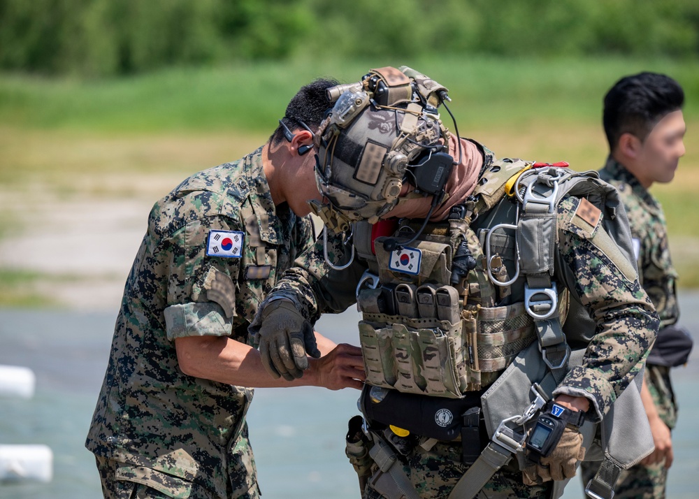 U.S. Army Special Forces and ROKSWC conduct High Altitude Low Opening proficiency jump