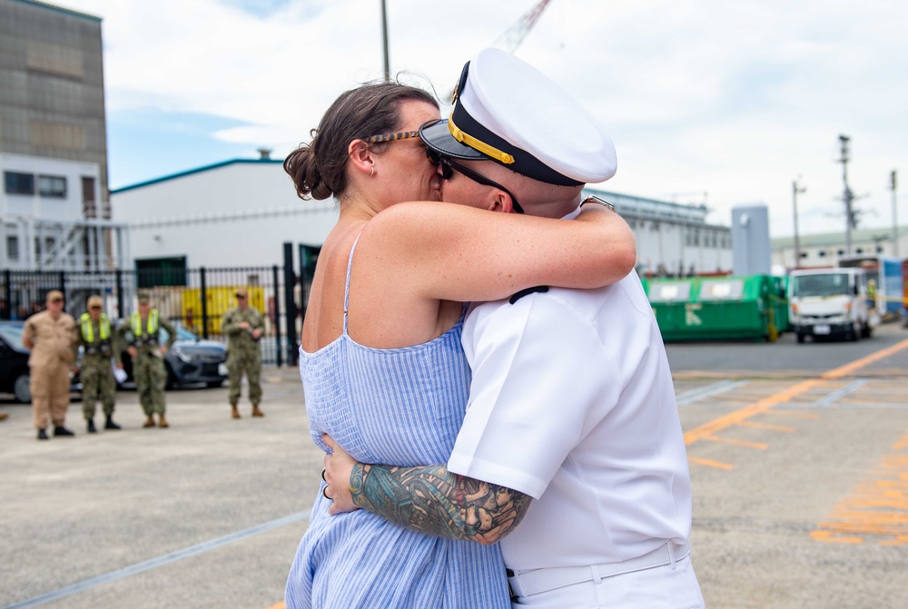 Blue Ridge Sailors Reunite with Family