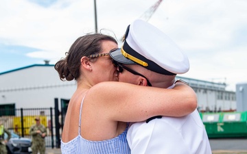 Blue Ridge Sailors Reunite with Family