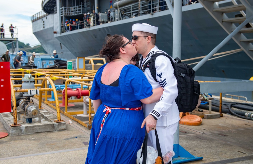 Blue Ridge Sailors Reunite with Family
