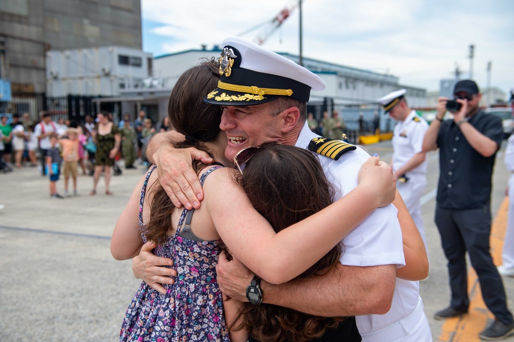 Blue Ridge Sailors Reunite with Family