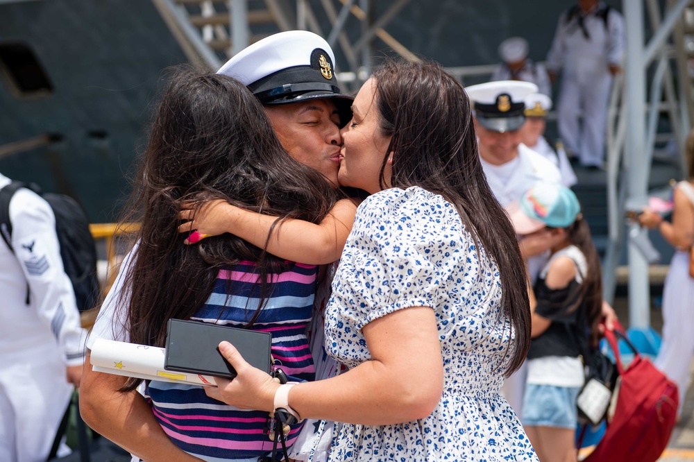 Blue Ridge Sailors Reunite with Family