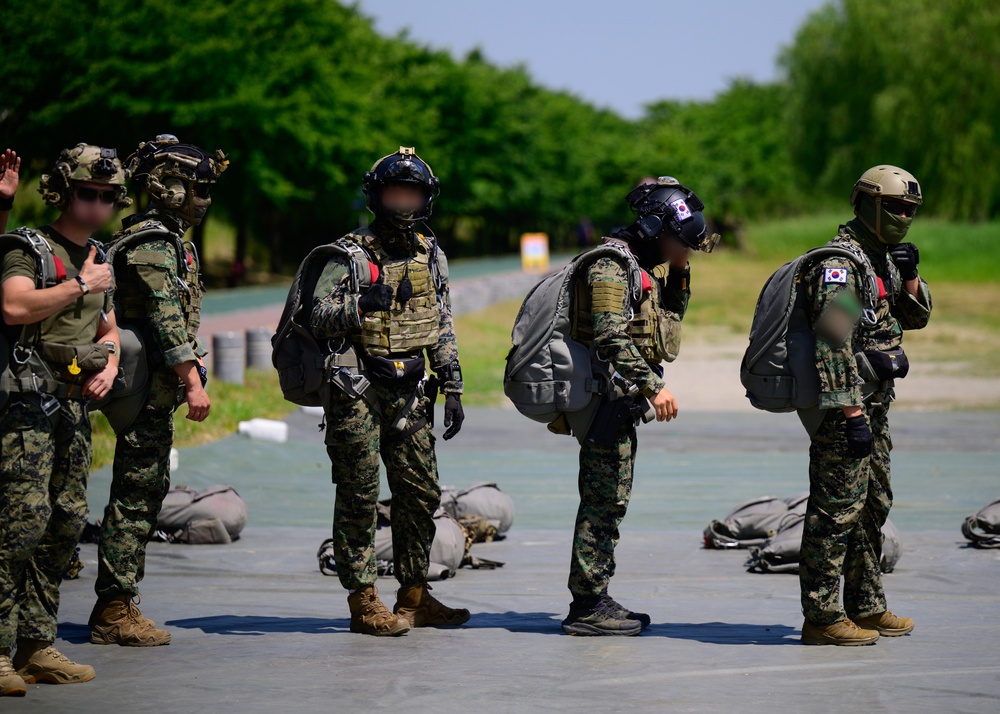 U.S. Army Special Forces and ROKSWC conduct High Altitude Low Opening proficiency jump