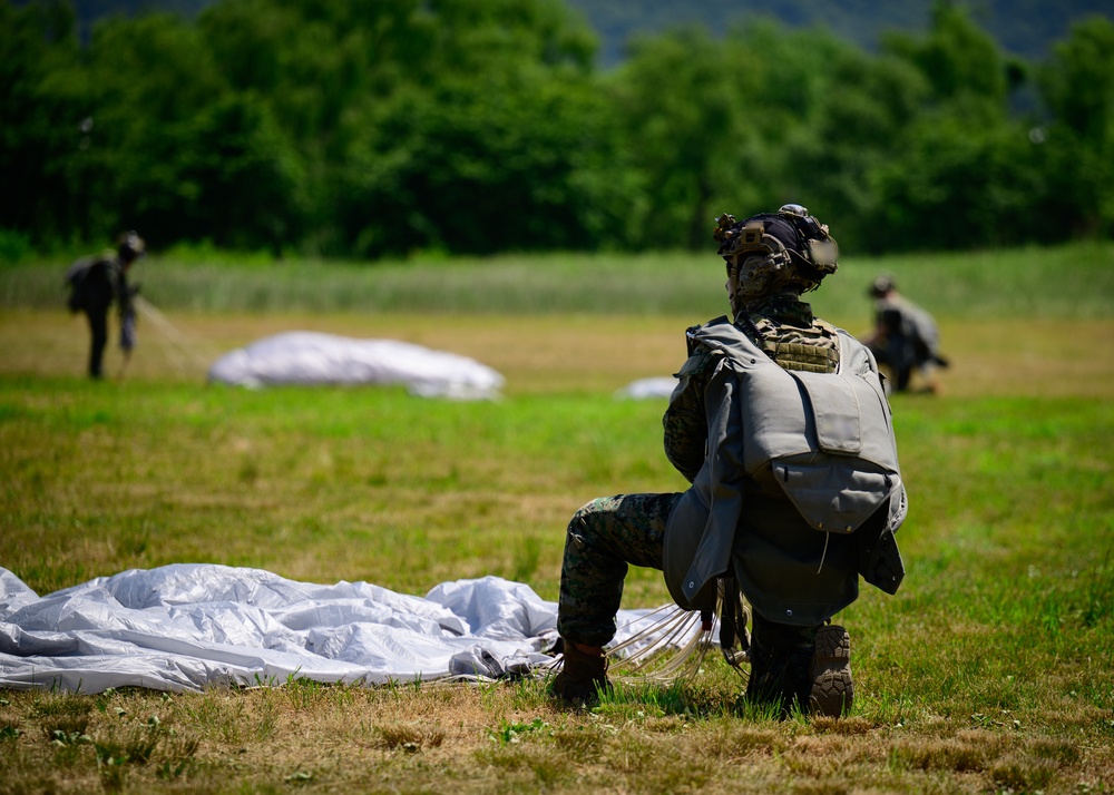 U.S. Army Special Forces and ROKSWC conduct High Altitude Low Opening proficiency jump