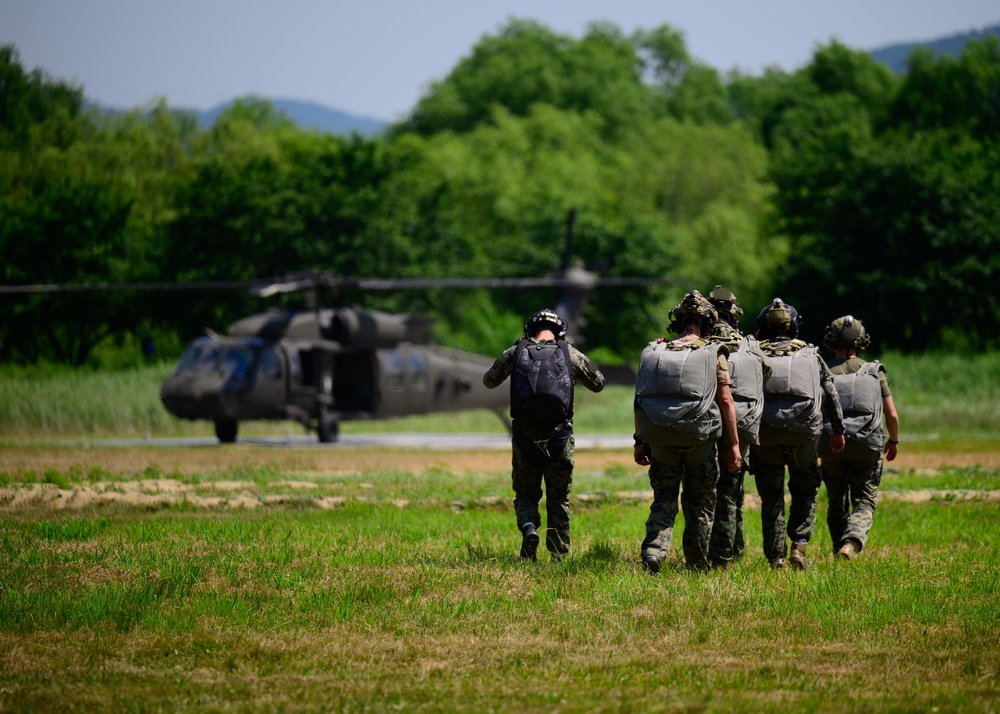 U.S. Army Special Forces and ROKSWC conduct High Altitude Low Opening proficiency jump