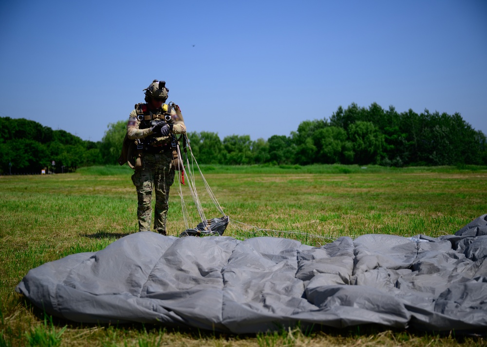 U.S. Army Special Forces and ROKSWC conduct High Altitude Low Opening proficiency jump