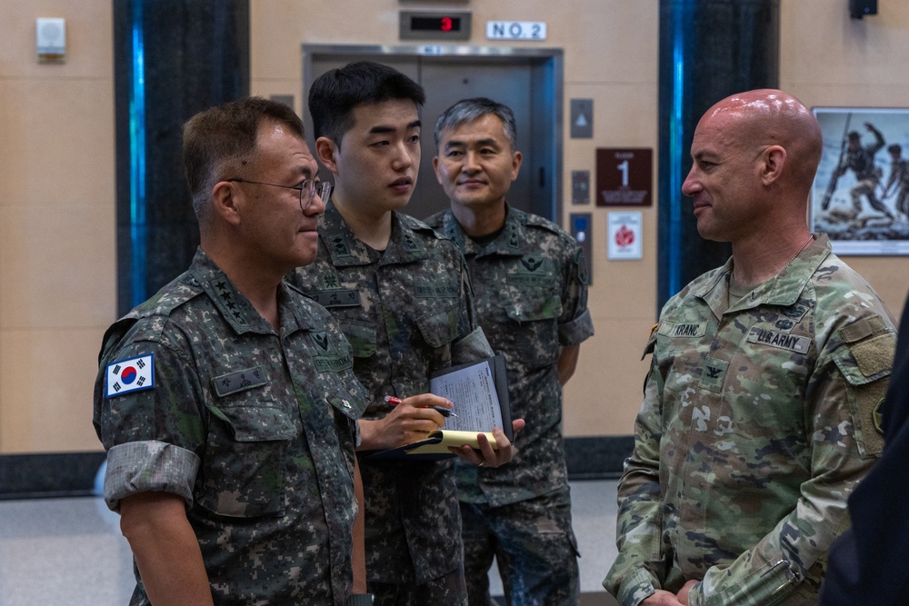 ROK Ground Operations Command general visits Eighth Army headquarters
