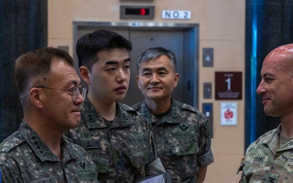 ROK Ground Operations Command general visits Eighth Army headquarters