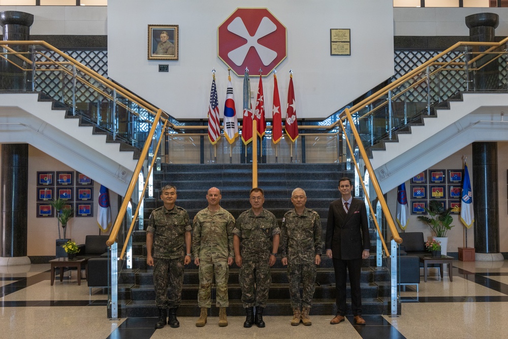 ROK Ground Operations Command general visits Eighth Army headquarters