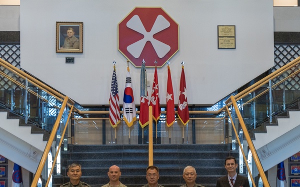 ROK Ground Operations Command general visits Eighth Army headquarters