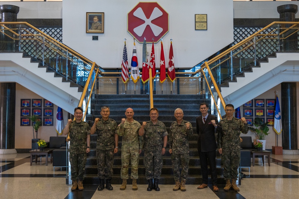 ROK Ground Operations Command general visits Eighth Army headquarters