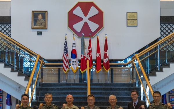 ROK Ground Operations Command general visits Eighth Army headquarters