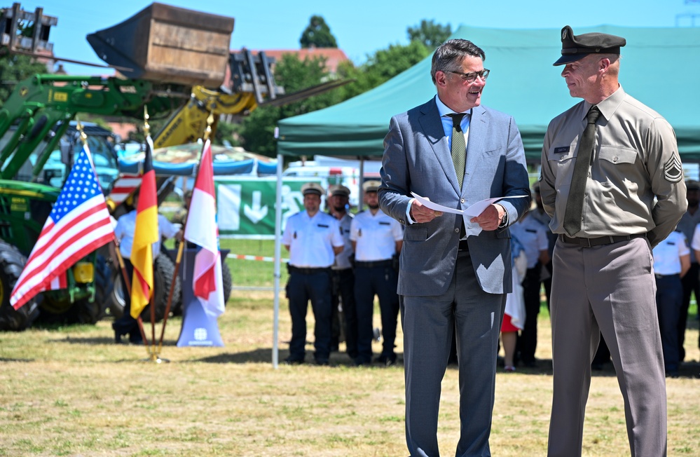 Soldiers Receive an Award from the Prime Minister of Hesse