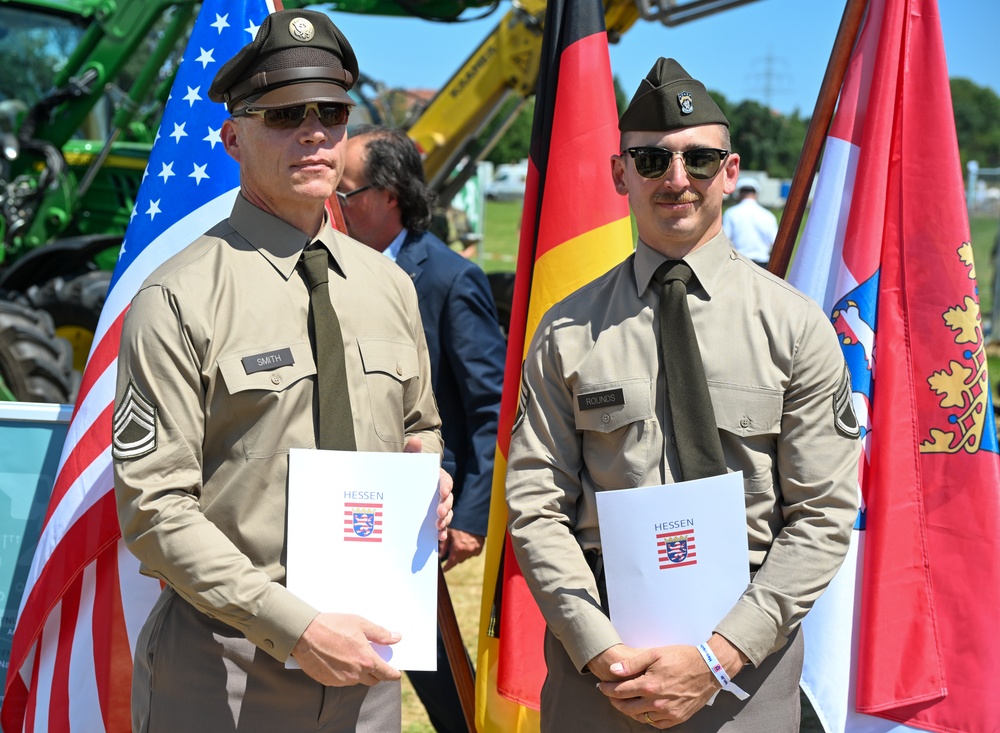 Soldiers Receive an Award from the Prime Minister of Hesse