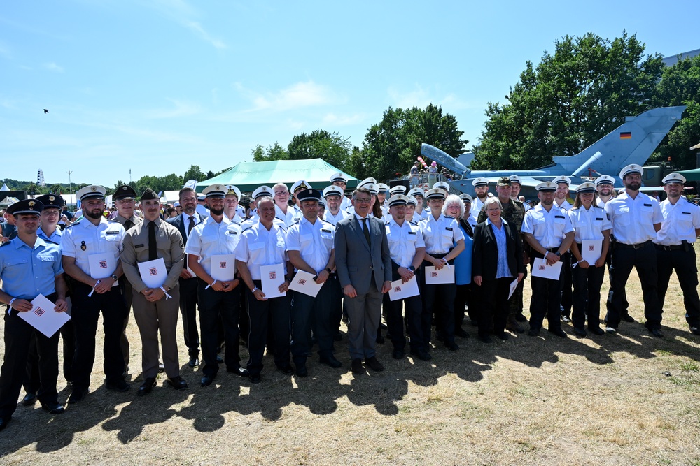 Soldiers Receive an Award from the Prime Minister of Hesse