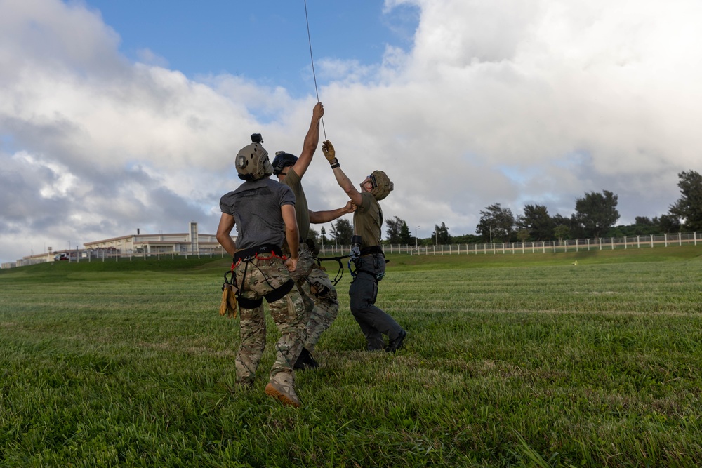 VMM-262 Conducts Joint Training with 31st Rescue Squadron