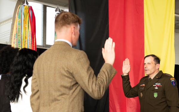 USAREUR-AF Commanding General Administers Oath to New Army Recruits