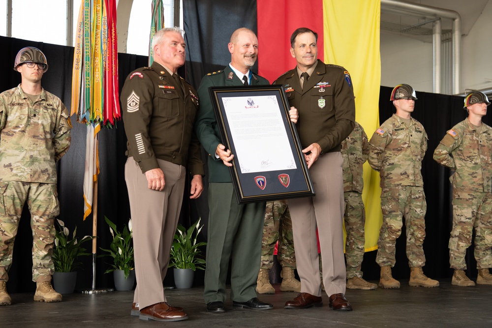 USAREUR-AF GEN Donahue and CSM Inman Present “Heroes of Two Nations” Award to Danish Officer