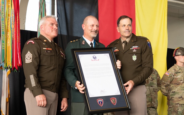 USAREUR-AF GEN Donahue and CSM Inman Present “Heroes of Two Nations” Award to Danish Officer